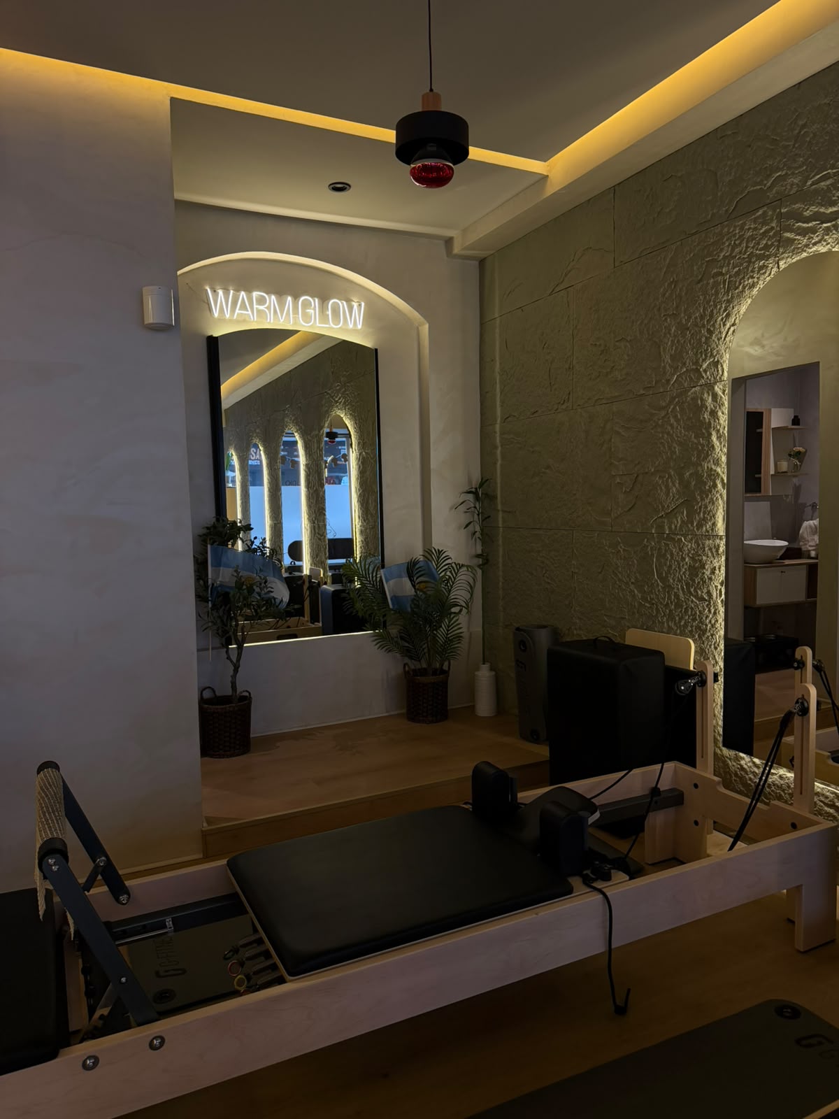 Interior del estudio BRUNÉ con arcos iluminados